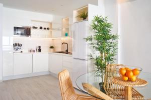 Kuchnia lub aneks kuchenny w obiekcie PURO BEACH. Charming apartment with jacuzzi.