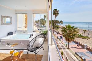 balcón con bañera de hidromasaje y vistas a la playa en PURO BEACH. Charming apartment with jacuzzi., en Torremolinos