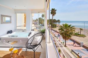 balkon z wanną z hydromasażem i widokiem na plażę w obiekcie PURO BEACH. Charming apartment with jacuzzi. w mieście Torremolinos