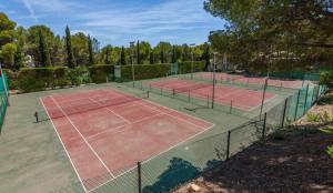Tenis a/nebo squash v ubytování Cala Nostra - Puig nebo okolí