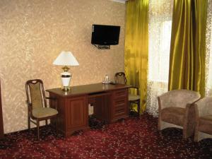 TV a/nebo společenská místnost v ubytování Shato Paradis Hotel