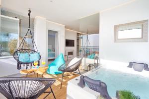 Basen w obiekcie PURO BEACH. Charming apartment with jacuzzi. lub w pobliżu