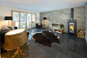 uma sala de estar com um sofá e uma lareira em Haus Haro em Zermatt