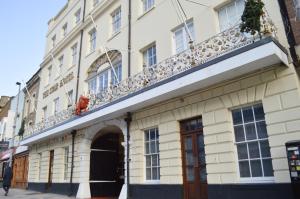 a building with a balcony on top of it at The Star Hotel in Southampton +34 photos