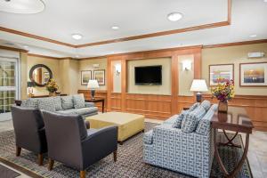 ein Wohnzimmer mit 2 Sofas und einem TV in der Unterkunft Candlewood Suites Pittsburgh-Cranberry, an IHG Hotel in Cranberry Township