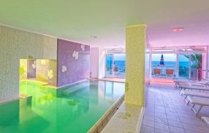 イスキアにあるホテル サンジョルジョ テルメの海の景色を望むホテル内のスイミングプール