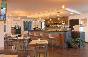 マネルバ・デル・ガルダにあるHotel Splendid Soleのテーブルと椅子のあるレストラン、バー