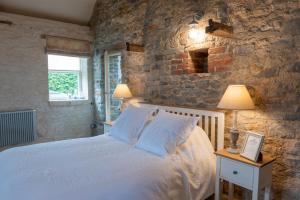 Tempat tidur dalam kamar di The Barn at Amberwell