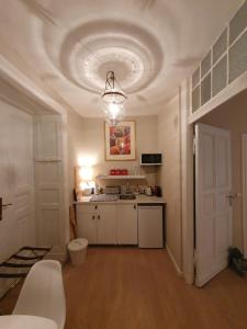 a room with a kitchen with a white ceiling at Studio City West in Berlin