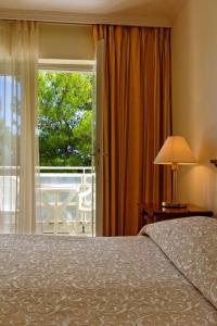 Een bed of bedden in een kamer bij JADRAN All Inclusive Resort