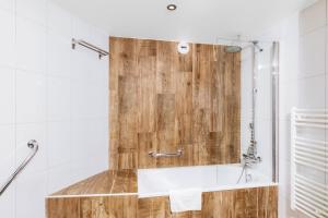 Ванна кімната в SOWELL HOTELS Le Parc & Spa