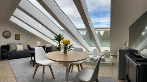 a kitchen and living room with a table and chairs at Arena Stadt München in Munich