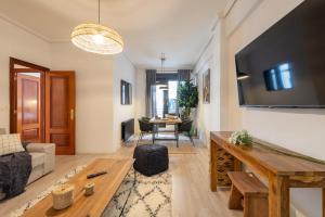 salon z dużym telewizorem z płaskim ekranem w obiekcie Marzana by Staynnapartments w mieście Bilbao