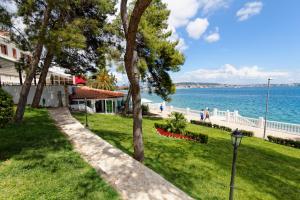 uitzicht op de oceaan vanaf het gazon van een huis bij All Inclusive Hotel Val ex Jadran in Trogir