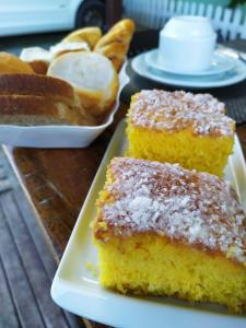 un plato con dos rebanadas de pastel y pan en Pousada Retiro das Ilhas, en Bombinhas