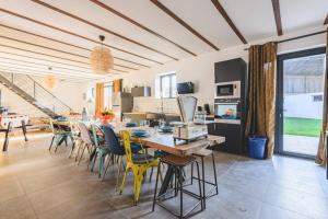 een keuken en eetkamer met een tafel en stoelen bij La Grange de Séverine in Cauroy-lès-Hermonville