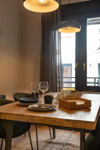 stół jadalny z dwoma kieliszkami wina w obiekcie Marzana by Staynnapartments w mieście Bilbao