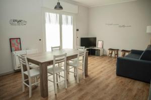 Μια τηλεόραση ή/και κέντρο ψυχαγωγίας στο Otta House Garda Lake