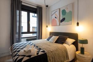 sypialnia z łóżkiem i oknem w obiekcie Marzana by Staynnapartments w mieście Bilbao
