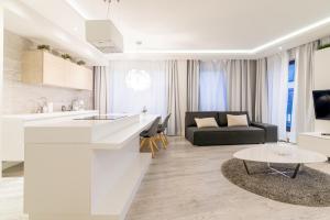 Televízia a/alebo spoločenská miestnosť v ubytovaní Apartment Szafarnia 5 + 8 fotografií