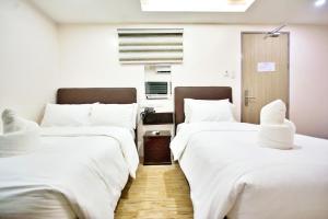 Säng eller sängar i ett rum på Emerald Island Hotel