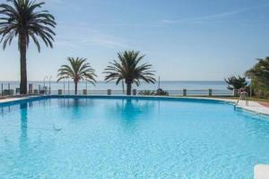 Basen w obiekcie PURO BEACH. Charming apartment with jacuzzi. lub w pobliżu