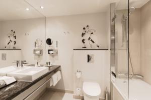 a bathroom with a sink, toilet and bathtub at Tivoli Hotel in Copenhagen