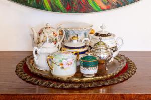una bandeja con un montón de sets de té en una mesa en Le Ginestre en Massa