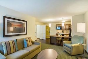 Зона вітальні в Candlewood Suites - Pensacola - University Area, an IHG Hotel