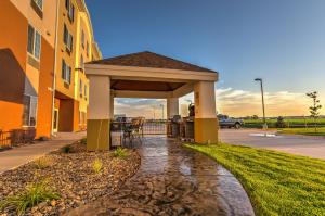 um gazebo em frente a um edifício em Candlewood Suites Sidney, an IHG Hotel em Sidney