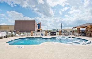 una piscina en un complejo con un edificio en Staybridge Suites Houston - Humble Beltway 8 E, an IHG Hotel en Humble