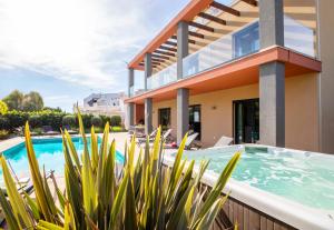 Πισίνα στο ή κοντά στο Villa Copacabana by Algarve Vacation