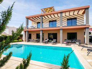 Πισίνα στο ή κοντά στο Villa Copacabana by Algarve Vacation