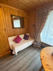 een slaapkamer met een bed met 2 kussens erop bij Posthof 37 in Kitzbühel