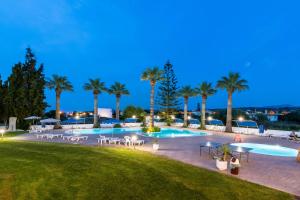 Bazén v ubytování Sabina Hotel nebo v jeho okolí