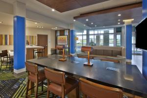 Μια τηλεόραση ή/και κέντρο ψυχαγωγίας στο Holiday Inn Express and Suites South Hill by IHG