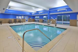 una piscina in una grande stanza con pareti blu di Holiday Inn Express and Suites South Hill, an IHG Hotel a South Hill