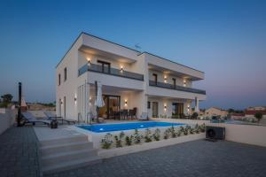 Fotografia z galérie ubytovania Villa Vodice with TWO POOLS v destinácii Vodice