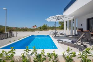 Fotografia z galérie ubytovania Villa Vodice with TWO POOLS v destinácii Vodice