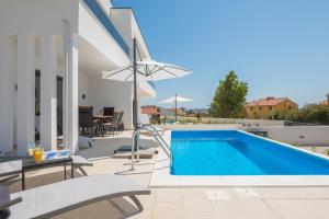 Fotografia z galérie ubytovania Villa Vodice with TWO POOLS v destinácii Vodice