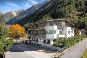 un gran edificio en el lateral de una montaña en Pension Eden, en Sölden