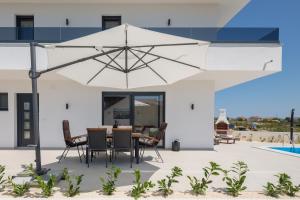 Fotografia z galérie ubytovania Villa Vodice with TWO POOLS v destinácii Vodice