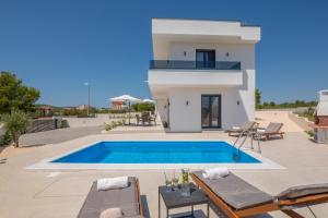 Fotografia z galérie ubytovania Villa Vodice with TWO POOLS v destinácii Vodice