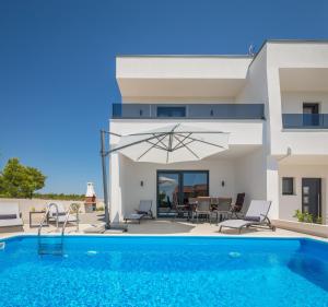 Fotografia z galérie ubytovania Villa Vodice with TWO POOLS v destinácii Vodice