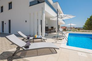 Fotografia z galérie ubytovania Villa Vodice with TWO POOLS v destinácii Vodice