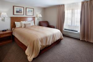 Krevet ili kreveti u jedinici u objektu Candlewood Suites San Antonio NW Near SeaWorld, an IHG Hotel