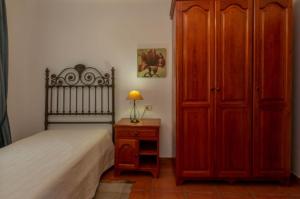 a bedroom with a bed and a dresser with a lamp at Casa Nimar in El Paso