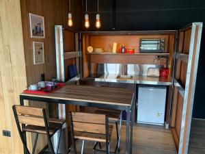 uma cozinha com um bar e cadeiras numa pequena casa em Lofts Mai Self Amenities em Tigre