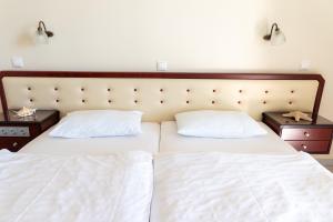 Postel nebo postele na pokoji v ubytování Dionisos Hotel