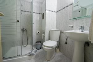 Koupelna v ubytování Dionisos Hotel
